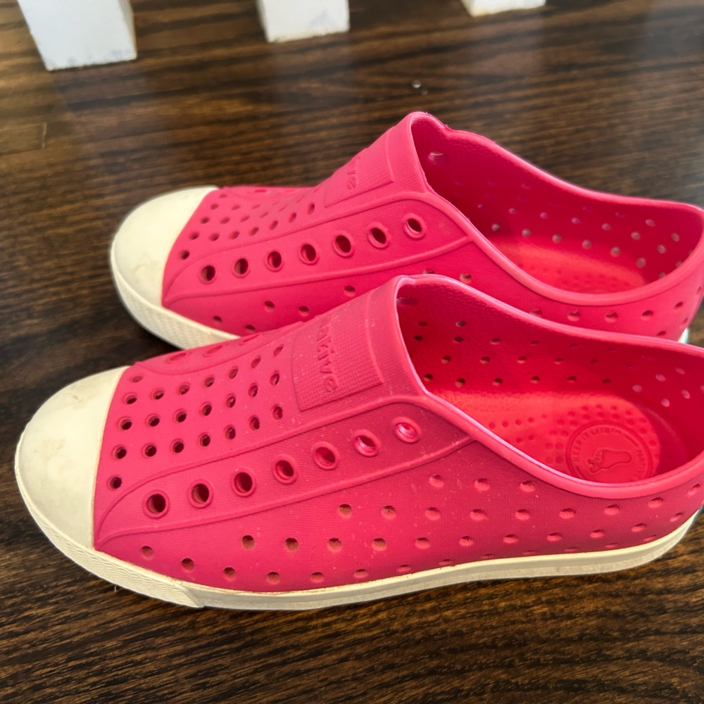 Girls pink Native shoes, Size 1. - Picture 4 of 7